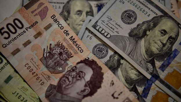 Billetes de pesos mexicanos y de dólares.