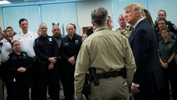 Trump con policías