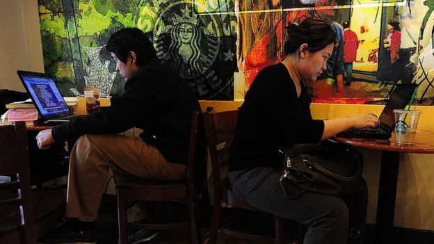 Usuarios en un café internet en China