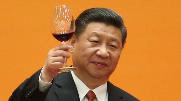 Presidente Xi Jinping levantando una copa de vino