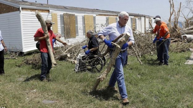 Mike Pence akisaidia kusafisha sehemu zilizoathirika Texas