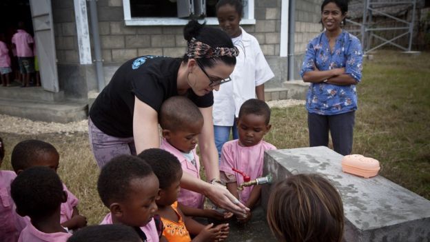 Katy Perry, embajadora de buena voluntad de UNICEF, en un preescolar en Madagascar