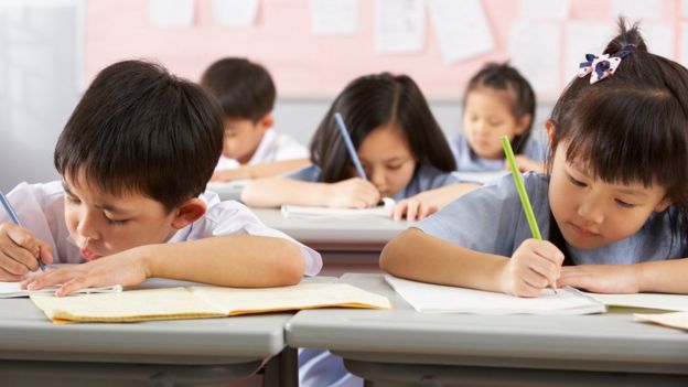 Niños chinos estudiando