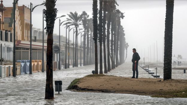 Паранормальные новости - Страница 36 _110604278_valenciafloodepa21jan