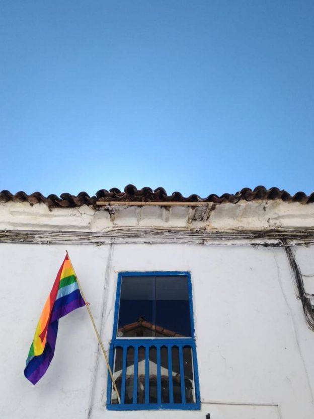 Bandeira do arco-íris de Cusco em fachada de prédio