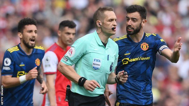 Bruno Fernandes complains to the referee