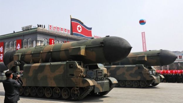 Misiles nucleares de Corea del Norte en un desfile.