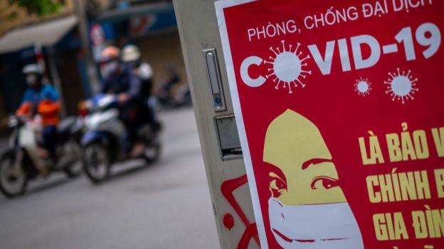 Un afiche de la campaña publicitaria contra el coronavirus en Hanoi.