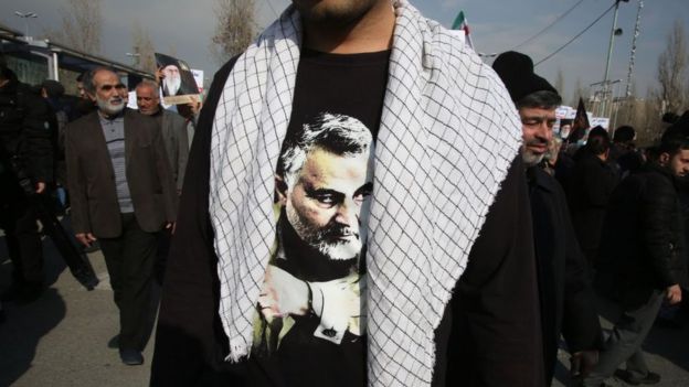 Un iraní con una camiseta en la que se ve una foto de Soleimani en una manifestación en Teherán el 3 de enero de 2020.