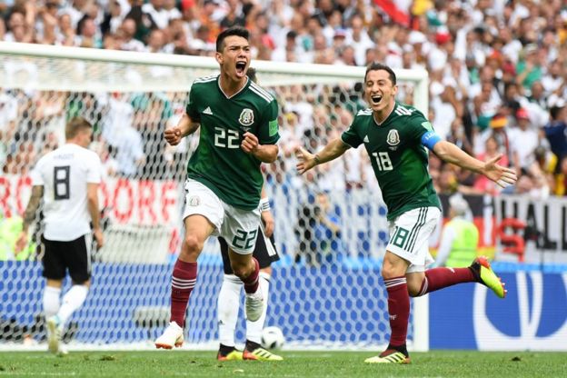 Hirving Lozano celebra el gol que tiene adelante a México.