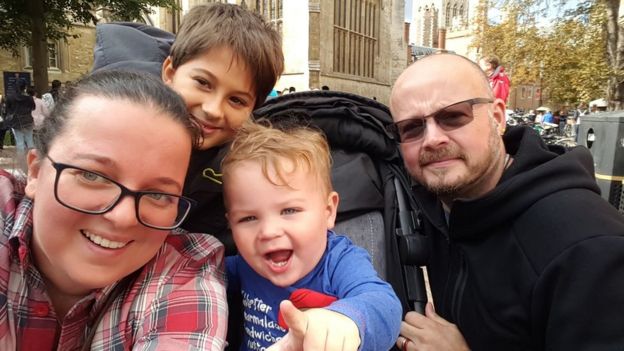 Ð¡ÐµÐ¼ÑÑ ÐÐ½Ð¸, ÐºÐ¾ÑÐ¾ÑÐ°Ñ ÑÐ´ÐµÐ»Ð°Ð»Ð° Ð¿ÑÐµÐ´Ð»Ð¾Ð¶ÐµÐ½Ð¸Ðµ - Ð¼ÑÐ¶ Ð¸ Ð´Ð²Ð¾Ðµ Ð´ÐµÑÐµÐ¹