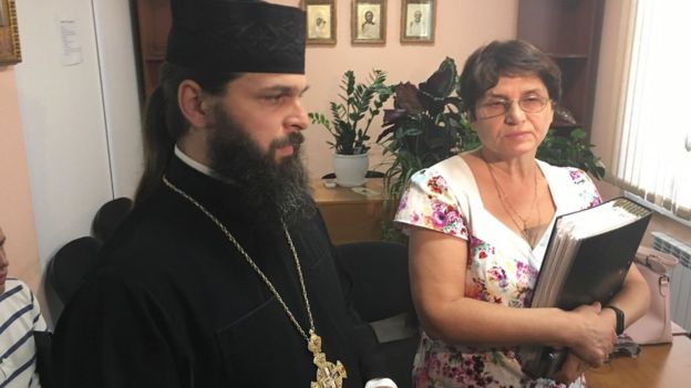 Image captionРазом з отцем Андрієм прибула бухгалтер монастиря, племінниця Філарета Олена Денисенко (на фотографії праворучи від Макарія) Image captionРазом з отцем Андрієм прибула бухгалтер монастиря, племінниця Філарета Олена Денисенко (на фотографії праворучи від Макарія)