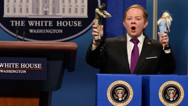 La humorista Melissa McCarthy parodia a Sean Spicer.