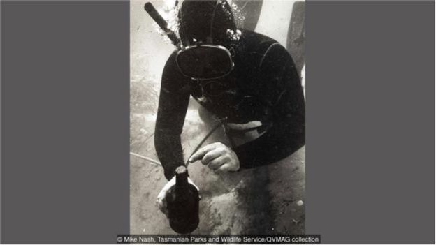 Arqueólogo recolhe as garrafas nos destroços do navio Sydeny Cove
