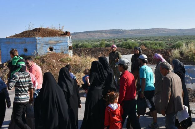 Desplazados sirios caminan en zonas controladas por kurdos.