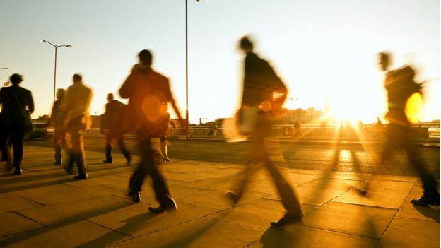 Personas caminando en una ciudad.