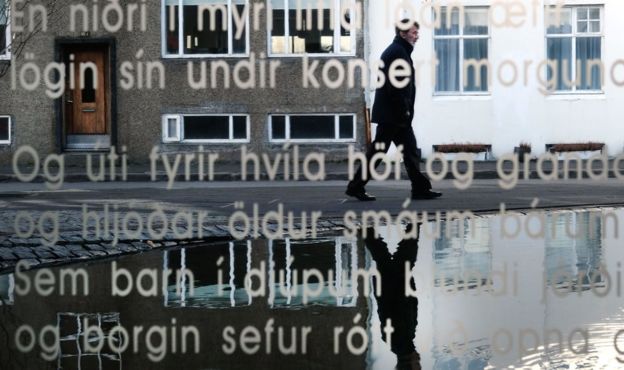 Tienda con el vidrio escrito en islandés