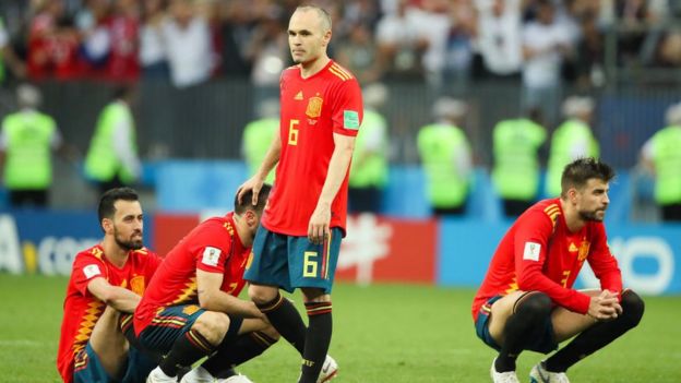 Los jugadores españoles en el campo, tras caer eliminados.