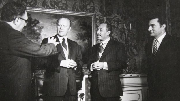 Hüsnü Mübarek 1974'te Mısır Devlet Başkanı Enver Sedat'ın dönemin ABD Başkanı Gerald Ford ve ABD Dışişleri Bakanı Henry Kissinger ile buluşmasına eşlik ediyor