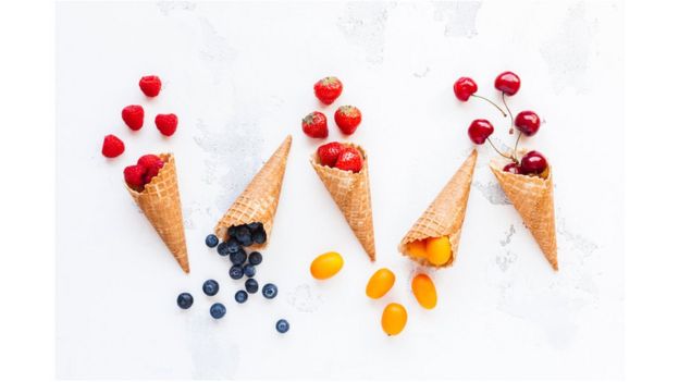 Imagem de casquinhas de sorvete com frutas