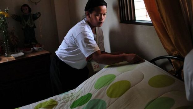 Una aprendiz trabaja en una escuela para sirvientas en Filipinas, en 2013.