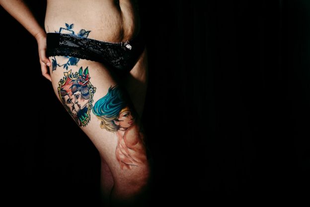 Eleni Bertos muestra sus tatuajes