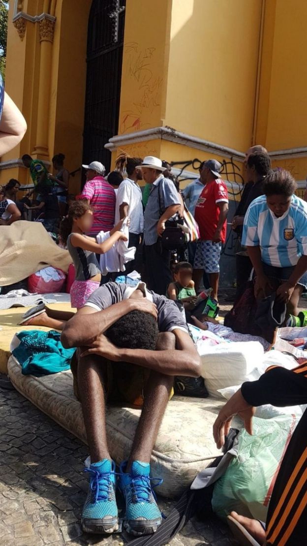 Moradores evacuados do edifício