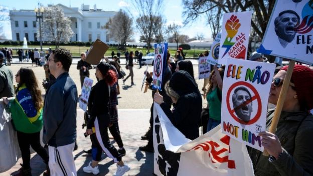 protesto anti-bolsonaro na porta da Casa Branca