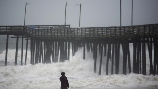 Fuertes vientos y olas frente a un muelle en Virgina.