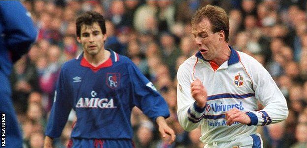 Kerry Dixon (right) playing for Luton against Chelsea in the 1994 FA Cup semi-final at Wembley
