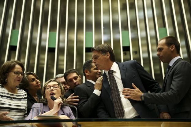 Jair Bolsonaro discute com a deptuada Maria do Rosário no plenário da Câmara