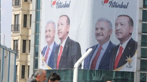 پوسترهای حزب حاکم در سراسر شهر استانبول دیده می شود که از مردم این شهر قدردانی شده است