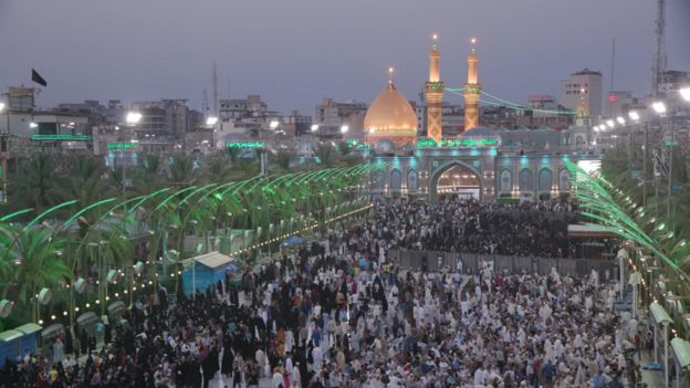 آلاف الزوار الشيعة القادمين من جميع أنحاء العالم يتوافدون على المراقد في كربلاء