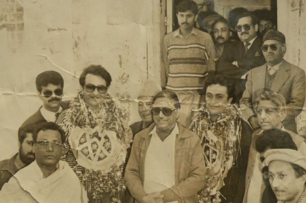 (L-R) Randhir and Rishi Kapoor at the haveli in 1990