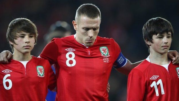 Edward and Thomas Speed with Wales striker Craig Bellamy ahead of the Gary Speed Memorial International Match between Wales and Costa Rica