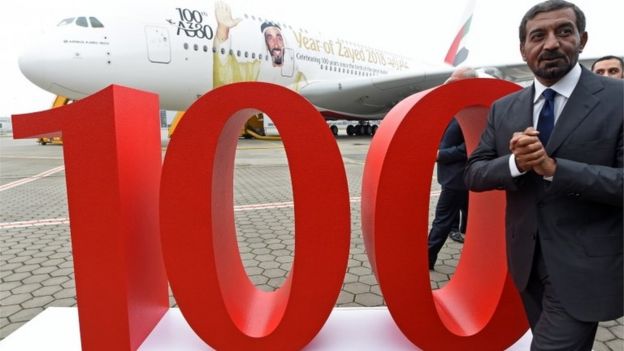 أحمد بن سعيد آل مكتوم رئيس طيران الإمارات أثناء تسلم الطائرة رقم 100 من طراز ايرباص A380