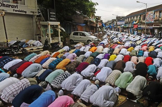 ধারাভি এলাকায় জামাতে নামাজ আদায়।