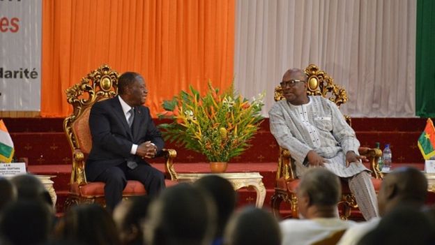 Les présidents Roch Marc Christian Kaboré (D) et Alassane Ouattara (G) en discussion lors du sommet entre les deux pays.
