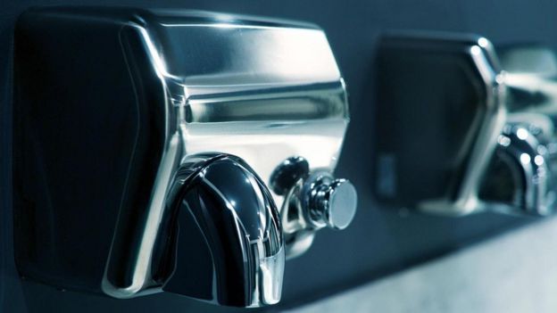 أحد أجهزة تجفيف اليدين بالهواء الساخن