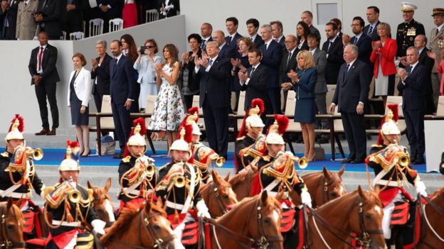 Donald Trump y Emmanuel Macron miran un desfile militar en Parí.