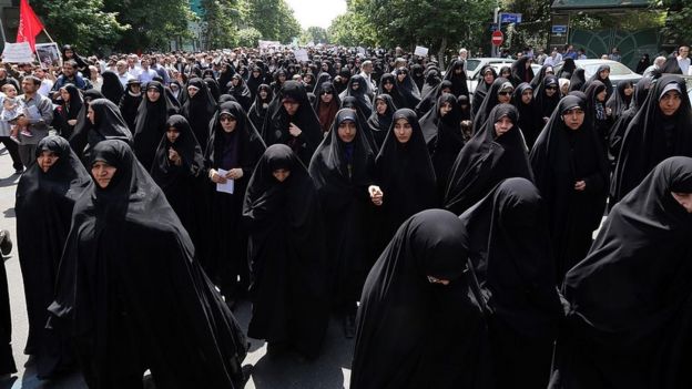 Mujeres vestidas de negro protestan en 2014 para que se mantenga el código de vestimenta.