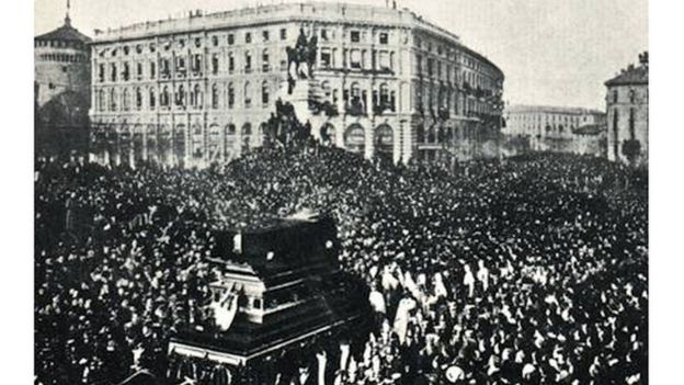 El cortejo fúnebre de Giuseppe Verdi el 27 de enero de 1901 en Milán, Italia.