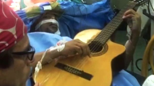 El jazzista Musa Manzini se mantuvo despierto durante su operación para extirparle un tumo cerebral