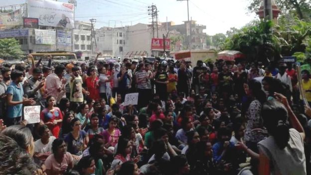 बीएचयू के बाहर छात्राओं का प्रदर्शन