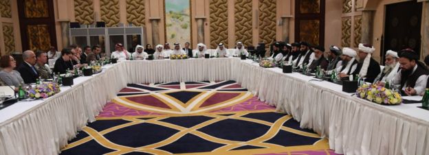 این تصویر که از سوی منابع رسمی قطری منتشر شده، نشست امروز میان نمایندگان طالبان به ریاست ملا برادر (نفر پنجم راست) و زلمی خلیلزاد را نشان می‌دهد