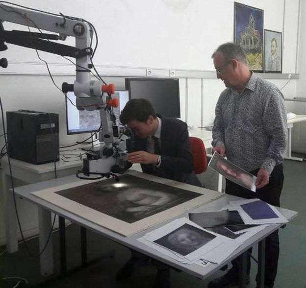 நிர்வாண மோனாலிசா என்று சந்தேகிக்கப்படும் ஓவியத்தை ஆராயும் வல்லுநர்கள்.