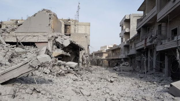 AFP'nin Afrin'den geçtiği, 18 Mart'ta çekilmiş fotoğrafta sokaklardaki enkaz görülüyor