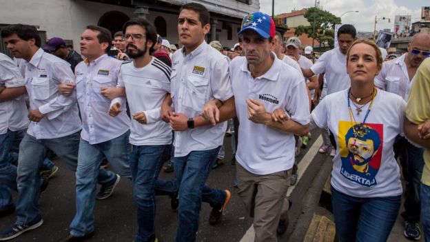 Lilian Tintori, Henrique Capriles y otros dirigentes opositores caminaron unidos de las manos.
