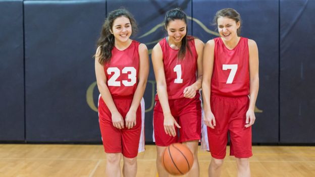 Tres adolescentes miembros del mismo equipo de baloncesto.    105556388 equipo