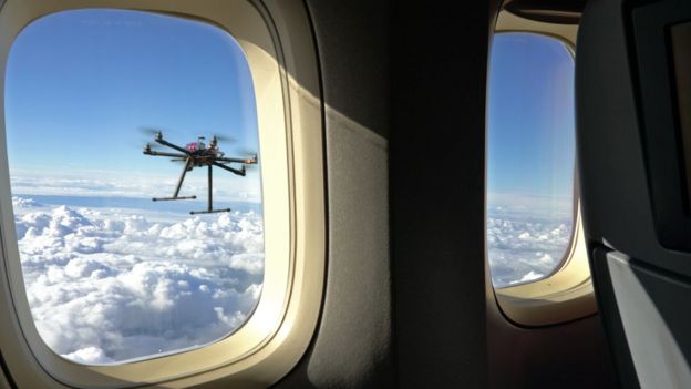 dron por la ventana de un avión
